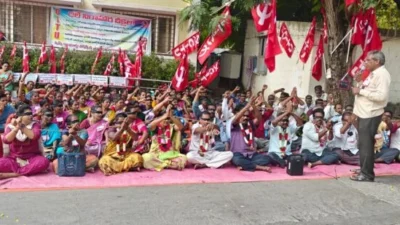 న్యాయం అడిగితే బేడీలా?: కార్మికులు