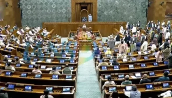 లోక్‌సభలో యుద్ధ సెగ: విపక్షాల నిరసన