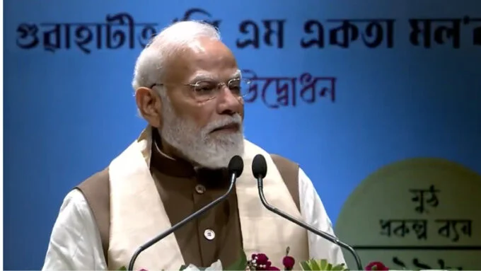 Silcharలో పలు ప్రాజెక్టులను ప్రకటిస్తున్న ప్రధానమంత్రి మోడీ